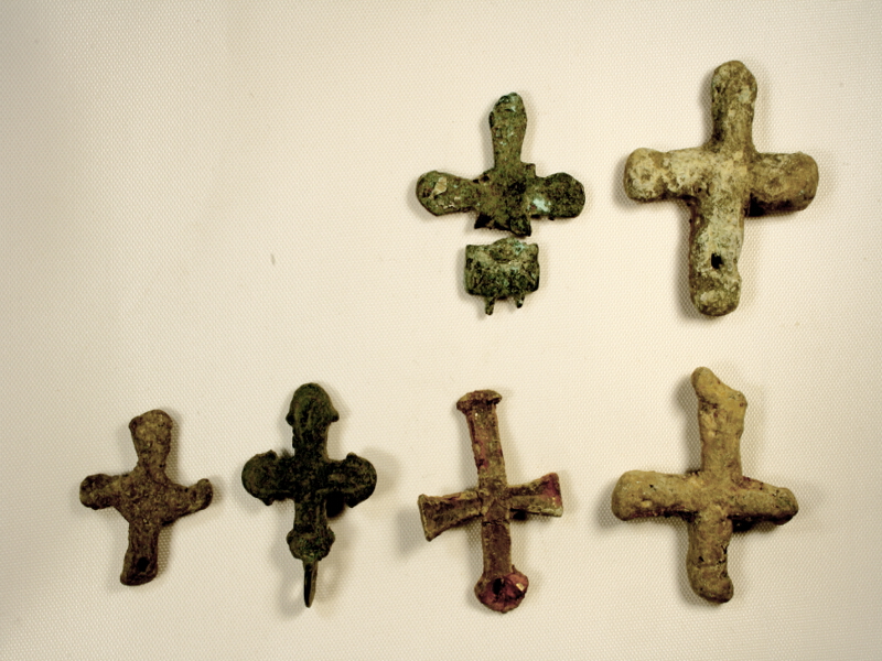 Средновековни бронзови кръстове открити в насипа на ахтополския залив