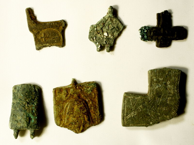 Средновековни бронзови кръстове открити в насипа на ахтополския залив